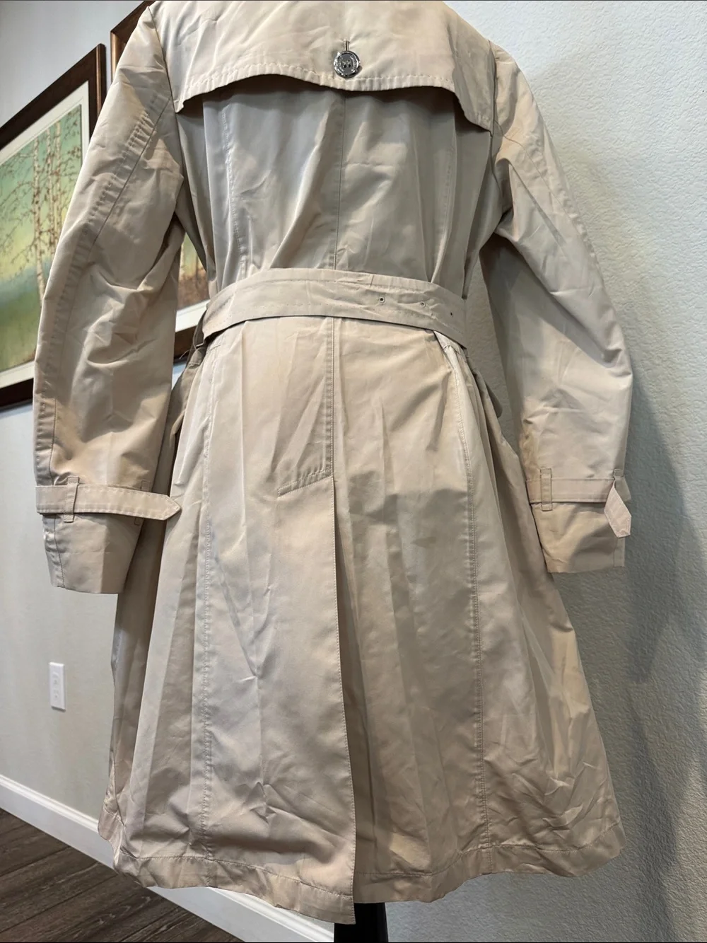 Authentic Burberry Beige Women's Trench Coat with Belt - Picture 9 of 15